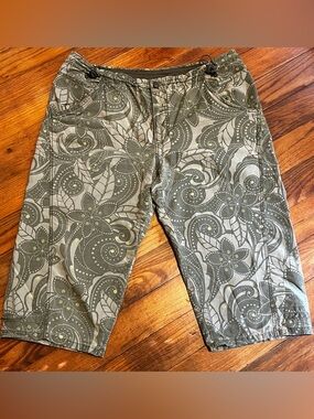 Columbia Women’s Capri Pants 
Size L Floral Print Hiking Outdoor Drawstring Hem